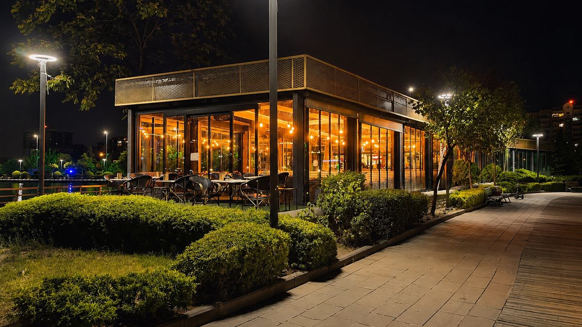 Göksu Katre Cafe & Bistro'nun gece ışıklandırılmış cam cephesi ve Göksu Parkı yürüyüş yolu